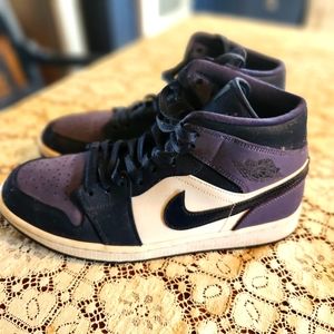 9.5 Air Jordan Nike Throwback Sneaker, Navy & White. Used, not abused!